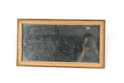 une femme se prenant en photo dans un miroir