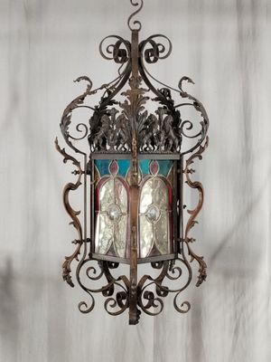 une photo d'un luminaire décoratif suspendu au plafond