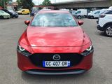 vue de face d'une Mazda rouge garée sur un parking