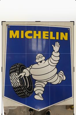 une enseigne « Michel Michel » accrochée au mur d'un garage