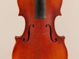 un vieux violon avec un archet sur fond blanc