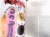 un livre ouvert sur lequel figure une femme