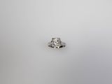 une bague en diamant sur fond blanc