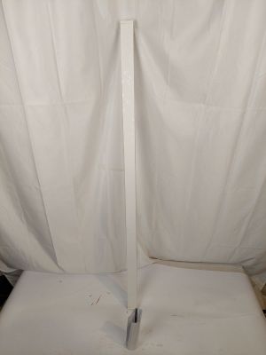 un lit blanc avec une couverture blanche et une chaise blanche