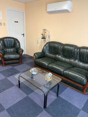 deux canapés en cuir et une table basse dans un salon