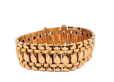 bracelet en métal plaqué or sur fond blanc