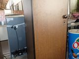 une photo d'un réfrigérateur dans un entrepôt, avec des palettes au premier plan