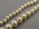 un gros plan sur un collier de perles posé sur une table