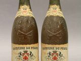 deux bouteilles de vin posées l'une à côté de l'autre sur une table