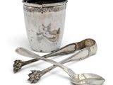 une coupe en argent avec des cuillères à côté