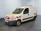 une camionnette blanche à bandes rouges garée dans une pièce