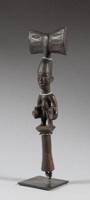 une image représentant une statue d'une femme avec un sèche-cheveux sur la tête