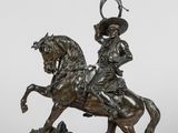 une statue en bronze représentant un homme à cheval, coiffé d'un chapeau