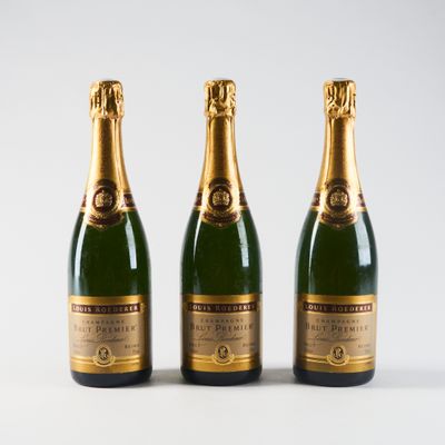 trois bouteilles de champagne sur fond blanc