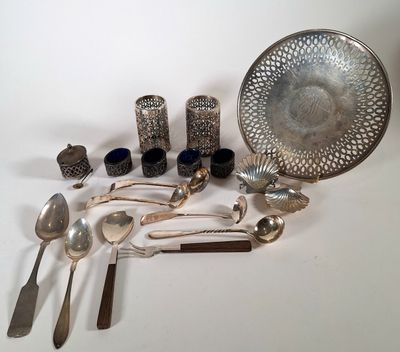 beaucoup d'argenterie posée sur une table blanche