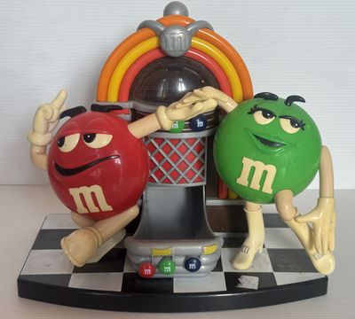 trois M&M's posés sur une table à carreaux
