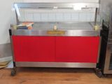 un comptoir rouge avec un plateau en métal et une armoire rouge