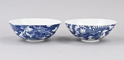paire de bols chinois bleus et blancs ornés d'un motif de dragon