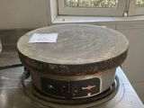 une casserole posée sur une cuisinière dans une cuisine