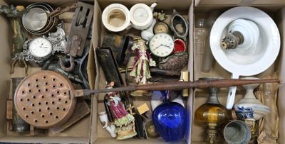 une boîte remplie d'objets assortis qui s'y trouvent
