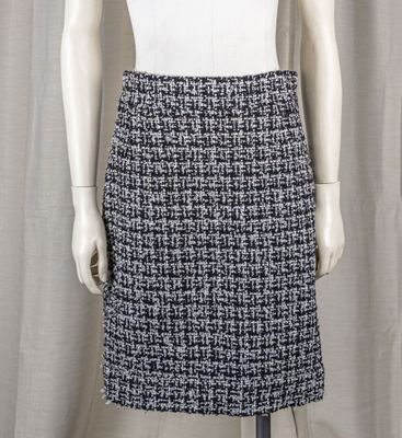 CHANEL Printemps 2009 Jupe courte droite en tweed noir/ gris…