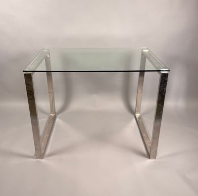 une photo d'une table basse en verre et chrome