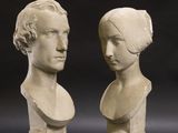 paire de bustes en marbre représentant une femme et un homme