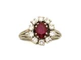 une image d'une bague sertie d'un diamant et d'un rubis sur fond blanc