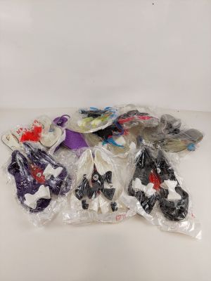 beaucoup de jouets en plastique dans le sac posé sur la table