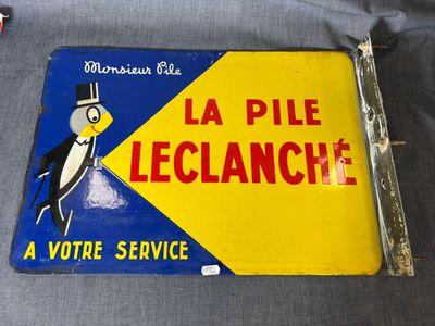 panneau jaune, bleu et rouge sur lequel figure un homme coiffé d'un haut-de-forme