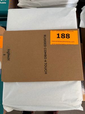 un grand nombre de boîtes empilées les unes sur les autres