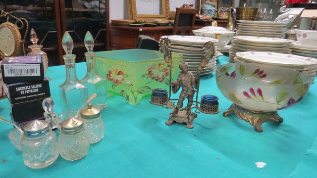 Petite jardinière ovale en verre teinté à décor émaillé floral dé...