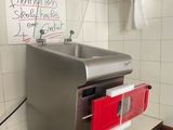 une machine posée sur le comptoir d'une cuisine