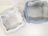 two dishes that are sitting on a table