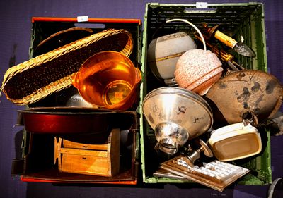 une boîte remplie d'objets divers posée sur une table