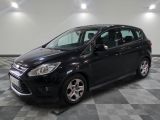 la voiture noire est garée dans le garage sur un sol en damier