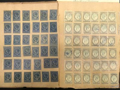 un livre ouvert avec des timbres, posé sur une table