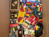 une boîte en carton remplie d'appareils électroniques et d'autres articles assortis