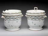 paire de vases blancs et bleus munis d'anses et de poignées