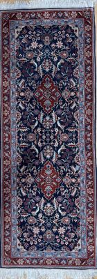 une photo d'un tapis bleu et rouge posé sur un parquet