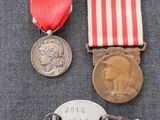 Deux médailles et une médaille sont posées sur une table