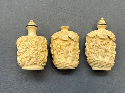 trois flacons à priser chinois en ivoire sculpté, ornés de figures
