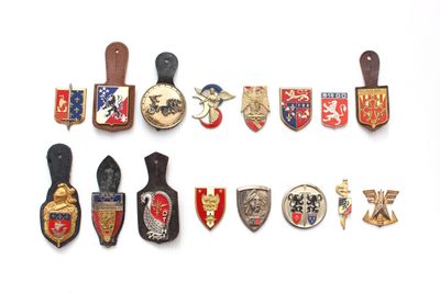 plusieurs types de badges sont présentés sur une surface blanche