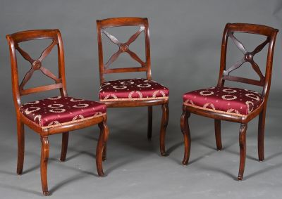trois chaises en bois avec des coussins rembourrés rouges