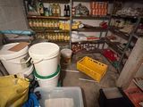 une pièce dans laquelle se trouvent de nombreux objets