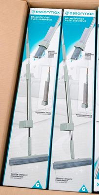 trois boîtes de produits d'entretien posées sur un carton