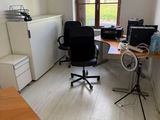 une pièce avec un bureau et une chaise