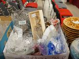 une table sur laquelle se trouvent de nombreux objets différents