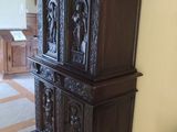 un meuble en bois avec des sculptures dans une pièce