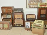de nombreuses vieilles radios posées par terre les unes à côté des autres